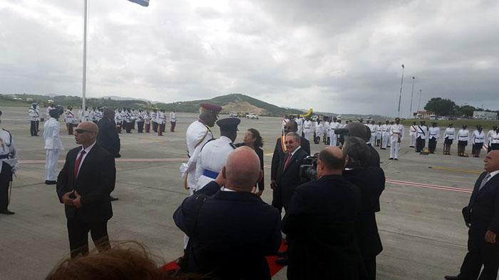 Raúl Castro arribó este jueves a Antigua y Barbuda para participar en la VI Cumbre CARICOM-Cuba y en visita oficial a esta isla hermana. Foto: Twitter de Rogelio Sierra  Raúl Castro en Antigua y Barbuda