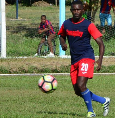 Armando Coroneaux fue el motor de juego de los nueviteros. Foto: Archivo Nuevitas reina en el fútbol provincial