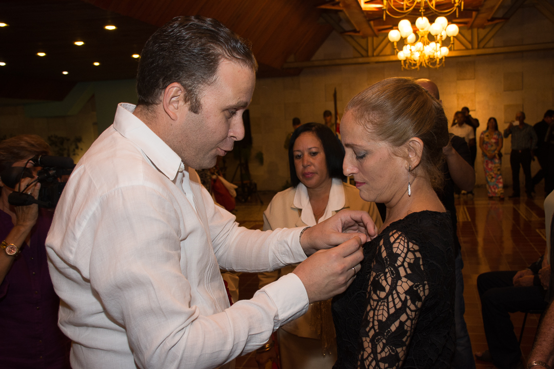 Regina María Balaguer Sánchez, directora de la compañía de danza clásica, mereció la Medalla. Fotos: Leandro A. Pérez Pérez/ Adelante Distinguen a personalidades de la cultura en Camagüey