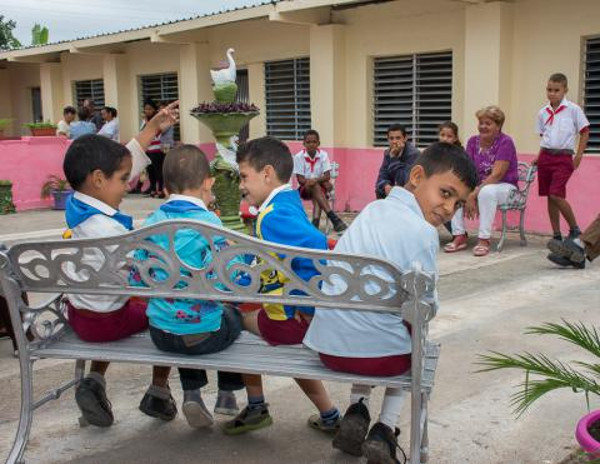 Los niños de la escuela especial José Antonio Echeverría agradecen sus nuevas condiciones de estudio y de vida.