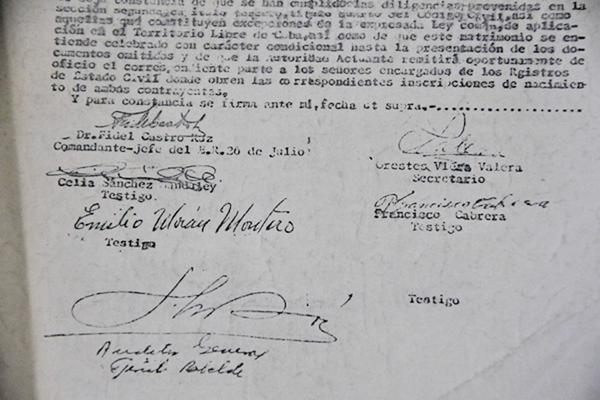 Acta notarial de la boda rebelde, firmada por Fidel. 