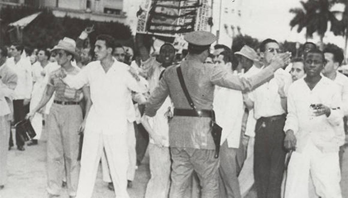 El joven Fidel Castro Ruz, al frente de una manifestación estudiantil organizada por la FEU, el 10 de octubre de 1947. Foto: Oficina de Asuntos Históricos / Sitio Fidel Soldado de las Ideas.