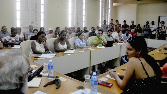 Miembros de la Brigada Antonio Maceo y diversas asociaciones de amigos de Cuba en Miami, participaron en un intercambio con las nuevas generaciones, realizado en la Universidad de La Habana. Foto: Oriol de la Cruz Atencio/ ACN Brigada Antonio Maceo se reúne con jóvenes cubanos