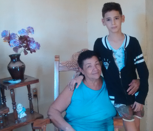Desde que Pablito comenzó a ir a la escuela, cuenta con el apoyo de su abuela Miriam. "Es mi mejor maestra", dice el niño. 