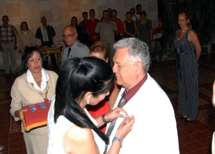 Imponían la Distinción por la Educación Cubana al Doctor en Ciencias Médicas Mario Mendoza Pino.Fotos: Otilio Rivero Delgado/ Adelante Profesionales de la Salud en dos fechas memorables
