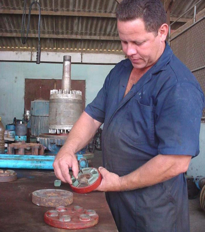 Carballea muestra el troquel donde se colocan los cristales. Foto: Otilio Rivero Delgado/ Adelante/ Archivo De obrero a Máster en Ciencias