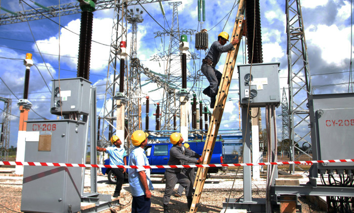 El mantenimiento de las subestaciones dentro de su contenido de trabajo.Foto: Otilio Rivero Delgado/ Adelante/ Archivo Constructores eléctricos de Camagüey dominan emulación nacional