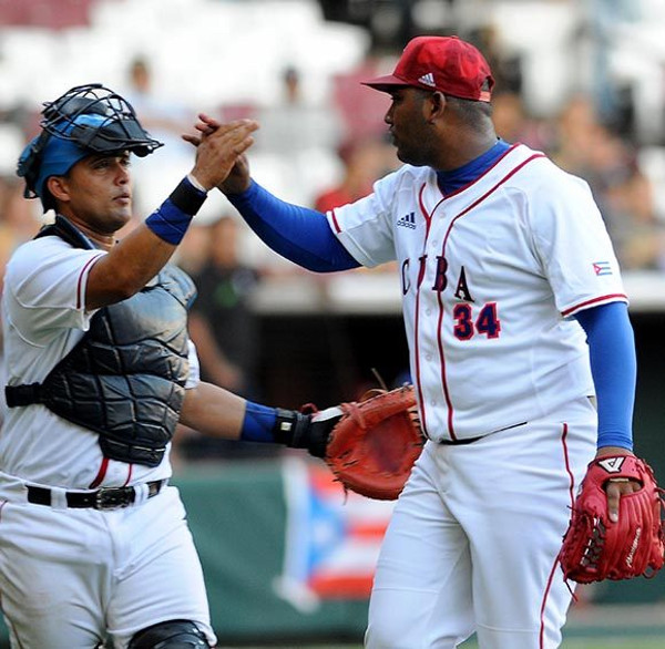 El lanzador derecho Vladimir García (D) y el receptor Frank Camilo Morejón, ambos de Cuba, durante el segundo partido entre los Alazanes de Granma y los Criollos de Caguas, de Puerto Rico, en la LIX Serie del Caribe de Béisbol, en el estadio de los Tomateros de Culiacán, México, el 3 de febrero de 2017. Foto: Ricardo López Hevia/ Granma/ ACN..
