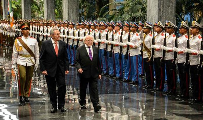 Raúl Castro, presidente de los Consejos de Estado y de Ministros, y Michael D. Higgins Presidente de Irlanda, en la ceremonia de recibimiento oficial en el Palacio de la Revolución. FOTO: Abel Padrón Padilla (ACN)