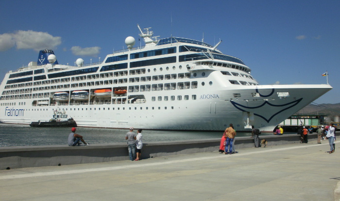 El crucero Adonia, operado por la compañía Carnival, del estado norteamericano de la Florida, en la bahía de Santiago de Cuba.  Foto: Jorge Luis Peix Agüero/Adelante