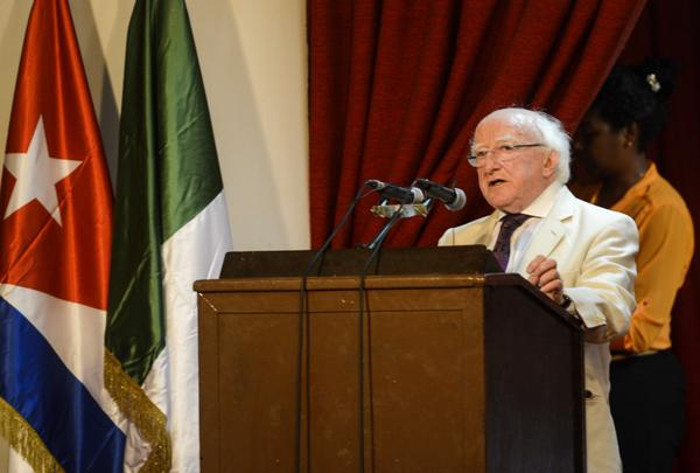 Michael D. Higgins, presidente de Irlanda, en su intervención en la presentación del libro El crimen del Estrella de Mar, del autor irlandés Joseph O Connor, en la Sala Nicolás Guillén, de la fortaleza San Carlos de La Cabaña, durante la Feria Internacional del Libro, en La Habana. FOTO: Rafael Fernández Rosell ( ACN)