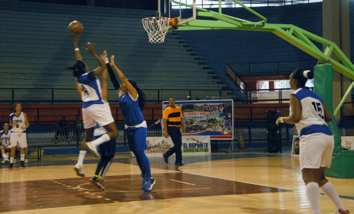 Con 45 puntos en los dos primeros partidos, Leidys Oquendo se mantiene como pieza clave de Camagüey en todos los aspectos de juego. La floridana puede contribuir, además, a la formación de nuevas figuras para el conjunto. Foto: Otilio Rivero Delgado/Adelante Baloncesto: Panteras, ¿casi en el naufragio?
