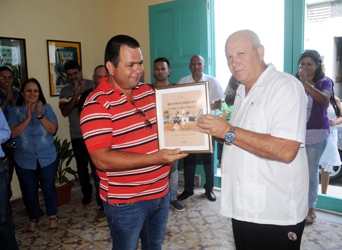 A la izquierda José Díaz Marrero, inversionista de la obra, uno de los reconocidos en la ocasión.