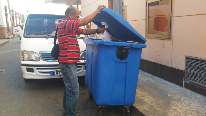 Los contenedores con una capacidad de 700 mililitros, son construidos en la Empresa Militar Industrial Ernesto Ché Guevara de Santa Clara, y se comercializan en moneda libremente convertible. Foto: Orlando Seguí Aguilar/Archivo