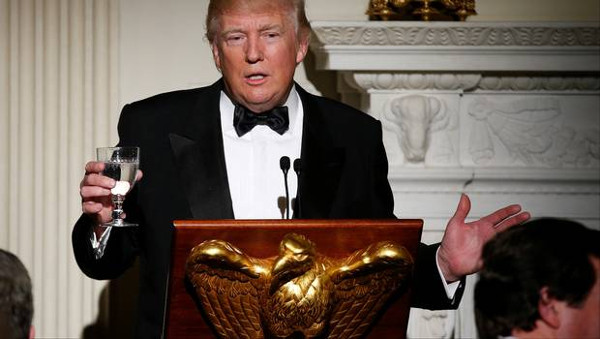 Donald Trump en el Baile anual de gobernadores, organizado la misma noche de los premios Oscar. Foto: tomada de www.24horas.cl