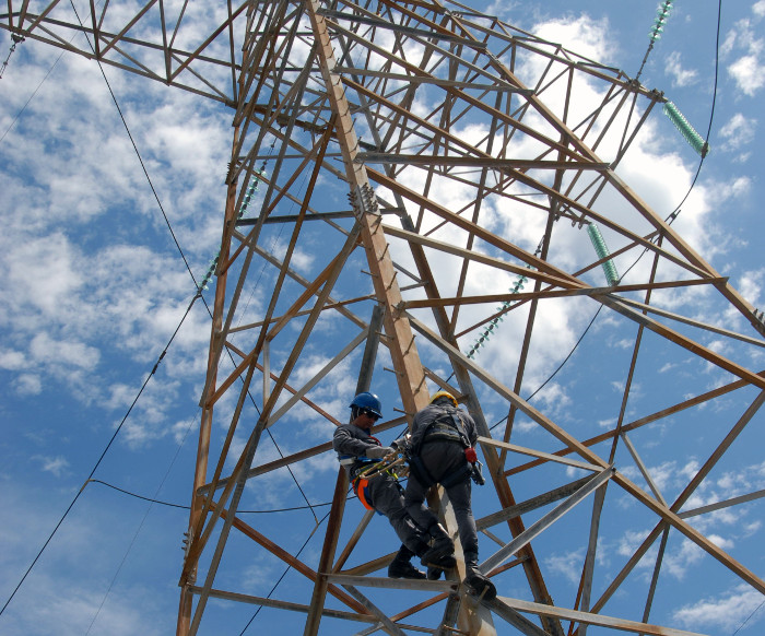 Tensión en las alturas. ¿riesgoso verdad? Fotos: Otilio Rivero Delgado