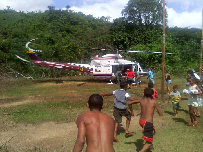 Cuando llega el helicóptero los vecinos acuden a despedirlos.