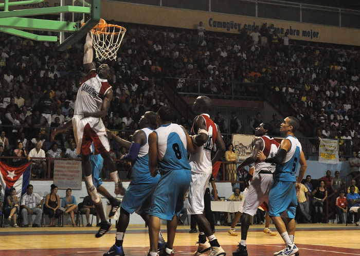 Parecen haber quedado en la historia aquellas impresionantes noches de postemporada, en las que Camagüey enfrentó a Ciego de Ávila y Capitalinos. Foto: Raúl A. del Pino Salfrán/Archivo