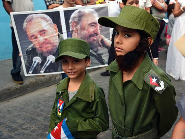 “Yo soy Fidel”, fue una consigna asumida por el pueblo cuando el Comandante desapareció físicamente. En la imagen, niños camagüeyanos participan en el desfile pioneril martiano en homenaje al Apóstol cubano José Martí, en el aniversario 164 de su natalicio, y en recordación al líder histórico de la Revolución cubana, Fidel Castro, el 28 de enero de 2017. Foto: Rodolfo Blanco/ ACN. Visiones de Fidel en los nuevos escenarios de lucha