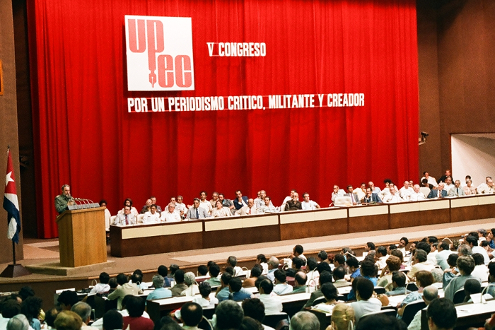 Fidel durante la intervención en el V Congreso de la UPEC. Foto: Archivo Fidel con nosotros en el Día de la Prensa Cubana