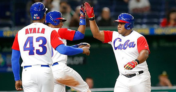 Ayala y Roel festejan junto a Despaigne el gran slam que dio el pase a la siguiente ronda del Clásico Mundial. Foto: @WBCBaseball/ Twitter. Festejan cubanos pasaporte a segunda ronda de Clásico Mundial