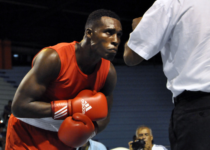 El camagüeyano Julio César La Cruz (81) no estuvo en su mejor forma, pero pegó los golpes más claros, incluso, provocándole un conteo de protección en el tercer asalto a Albert Ramírez. Los jueces no lo apreciaron así y le dieron el triunfo por 2-1 (48-47, 48-47, 45-49) al sudamericano. Foto: Otilio Rivero Delgado