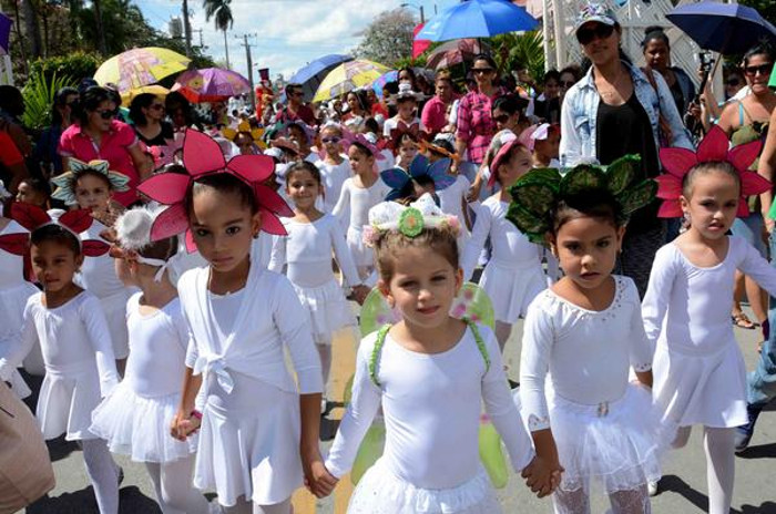Niñas de la escuela de ballet, durante el desfile inaugural de la VI Edición de la Fiesta del Tinajón, el evento cultural que se dedica a los 80 años del grupo Soneros de Camacho, y al recientemente fallecido músico camagüeyano Enrique, "Nené" Álvarez. Fotos: Rodolfo Blanco Cué (ACN) Abrió la Fiesta del Tinajón