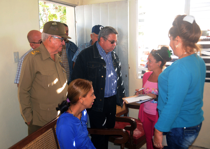 Fotos: Orlando Durán Hernández/ Adelante Recorren Ulises Guilarte y Ramón Espinosa nuevos asentamientos