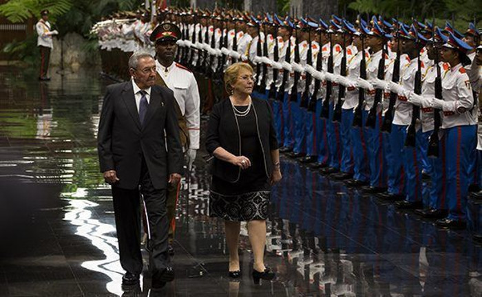 Foto: Tomada de granma.cu Recibió Raúl a la Presidenta de Chile