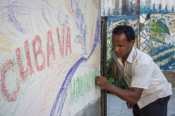 Mural Incompleto titularon esta ambientación en el patio de la Casa del Joven Creador de Florida, con paredes disponibles para todo el que quiera dejar su huella. Fotos: Leandro A. Pérez Pérez/ Adelante Quieren Florida para construir sus sueños
