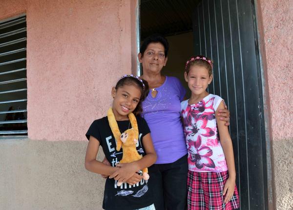 Ana María Marín Nieves, junto a sus nietas, familia beneficiada con la entrega de una vivienda, en la nueva comunidad El Paradero, del Consejo Popular Lugareño, perteneciente al municipio Minas, en Camagüey.