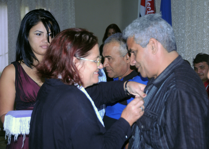 Condecoran con la distinción Ñico López a eléctricos en Camagüey