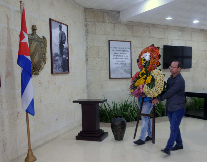 Los trabajadores destacados Denis Trujillo y Yunieski Pérez portaron la ofrenda floral. Fotos: Orlando Durán Hernández/Adelante Eléctricos rinden homenaje a Fidel y a Agramonte