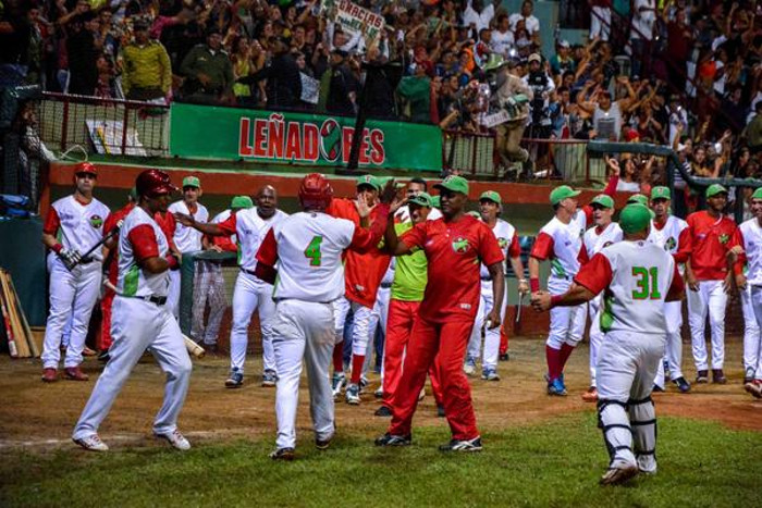 Integrantes del equipo de béisbol de Las Tunas, celebran la victoria frente a Industriales, en el sexto juego de la semifinal de la LVII Serie Nacional de Béisbol, en el estadio Julio Antonio Mella, de la ciudad cabecera de la provincia Las Tunas. Foto: Yaciel Peña de la Peña/ ACN Hachazos y rugidos: hoy se decide