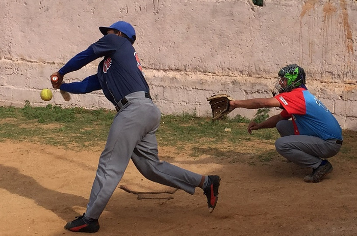 Softbol para celebrar aniversario del periódico Adelante
