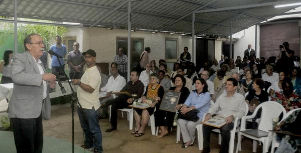 El Dr. Agustín Lage Dávila, director del Centro de Ingeniería Molecular, habló en nombre de los galardonados, en la ceremonia de entrega del reconocimiento La Utilidad de la Virtud, que otorga anualmente la Sociedad Cultural José Martí (SCJM) a personalidades e instituciones, efectuado en la sede de la organización, en La Habana. Foto: Oriol de la Cruz Atencio/ ACN José Martí capturó mejor que nadie el alma de los cubanos