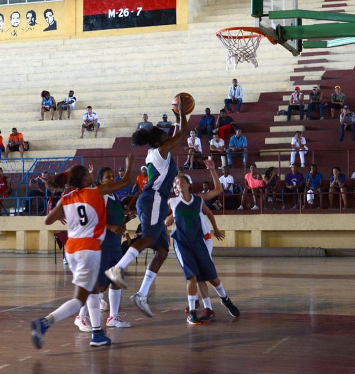 Momentos del juego entre los equipos de Camagüey (uniforme azul y blanco) y su similar de Sancti Spíritus, en la Liga Superior de Baloncesto Femenino. Foto:Oscar Alfonso Sosa/ACN Panteras casi eliminadas en la Liga Superior de Baloncesto femenino