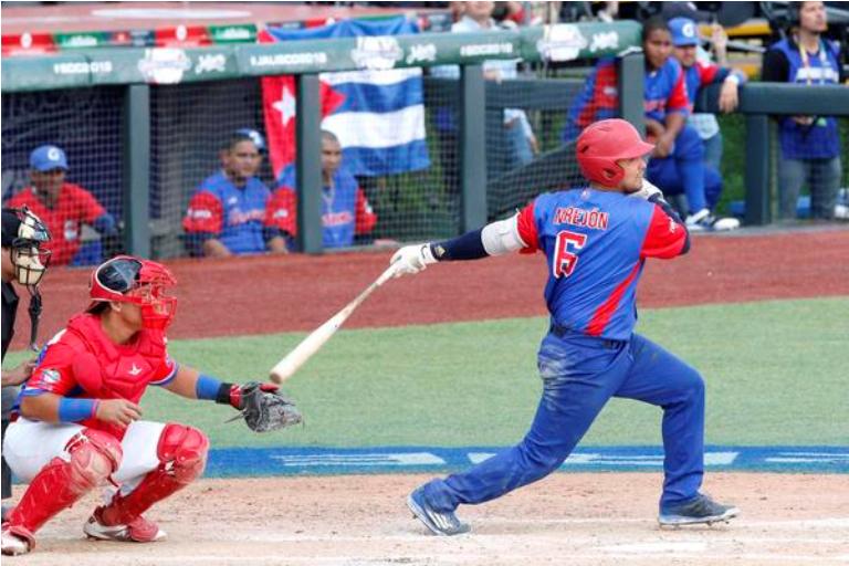 En la tercera entrada Frank Camilo Morejón desapareció la pelota por el jardín izquierdo