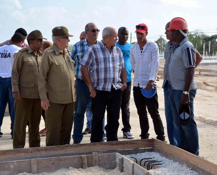 El General de Cuerpo de Ejército Ramón Espinosa Martín, viceministro de las Fuerzas Armadas Revolucionarias, acompañado de Jorge Luis Tapia Fonseca, primer Secretario del Partido Comunista de Cuba en el territorio , durante un recorrido por el municipio de Nuevitas, donde se construyen viviendas para damnificados por el huracán Irma.Fotos: Rodolfo Blanco Cué/ACN En fase superior, la recuperación de Camagüey