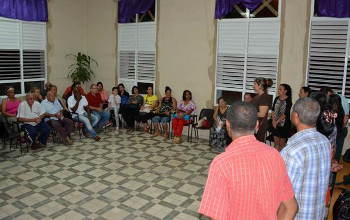 Candidatos a diputados y a delegados a la Asamblea Provincial del Poder Popular, junto a pioneros, intercambian con vecinos durante una visita a una circunscripción del Consejo Popular Vigía-Florat. Foto: Rodolfo Blanco Cué/ ACN Intercambian representantes de pueblo con electores camagüeyanos
