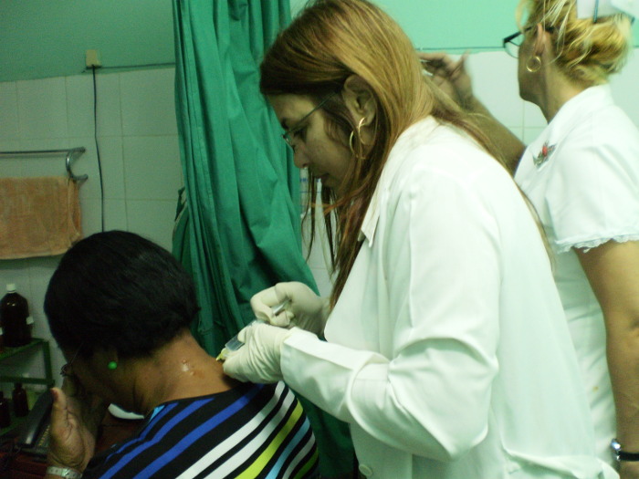 La Dra Lisset López Barrueco, especialista de Segundo Grado en Anestesiología y Reanimación y Máster en MNT, aplica ozono mediante abordaje interescalénico a paciente con hernia discal cervical.