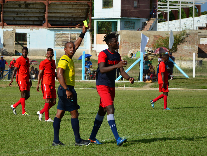 Liga Nacional de Fútbol: Faltas antes del comienzo