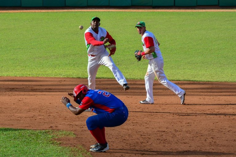 Alexander Ayala con el uniforme de Las Tunas, equipo que reforzó y con el que fue subcampeón en la 57 Serie Nacional. Fotos: Leandro Pérez Pérez/Adelante/Archivo