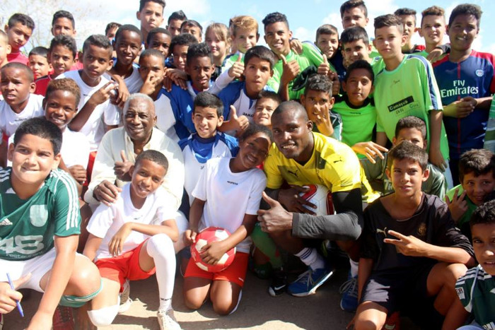 Foto: Cortesía de Armando Cruz Julio César La Cruz enseña fútbol en los barrios
