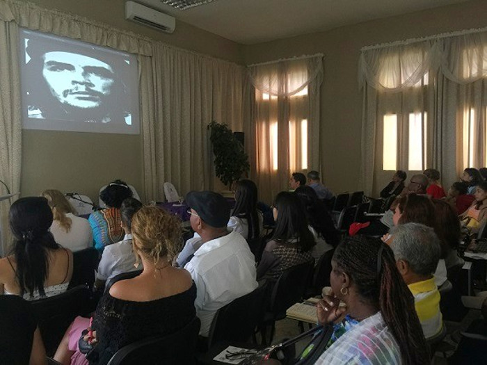 Foto: Del autor El Che más cerca de estudiantes y profesores universitarios