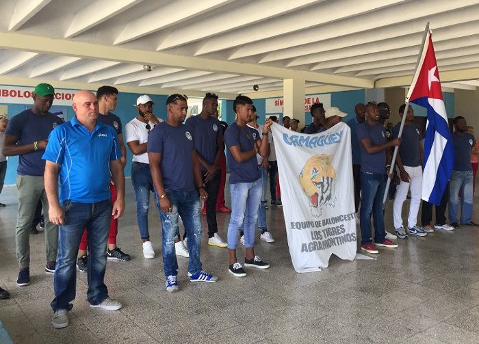 Abanderan equipo camagüeyano de baloncesto