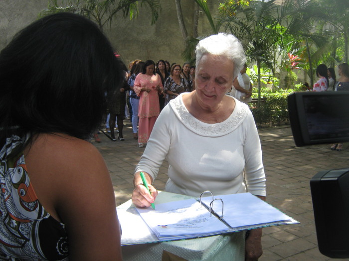 Fotos: Del autor Féminas camagüeyanas suscriben Libro de Honor