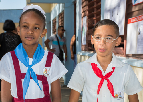Fotos: Leandro Pérez Pérez/Adelante Niños pioneros, custodian urnas electorales en Cuba