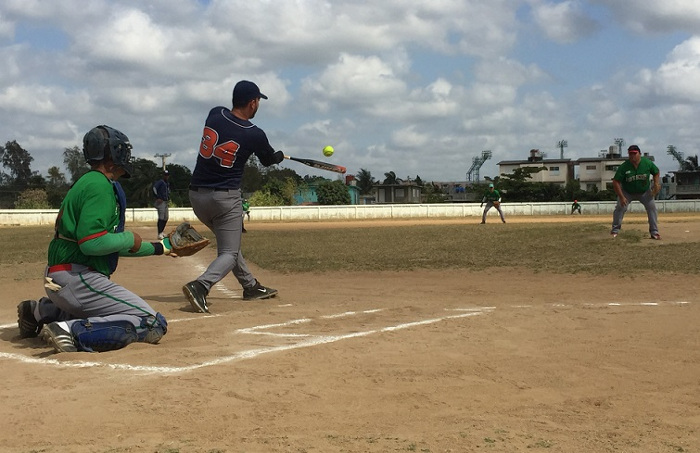 Con softbol, Las Tunas y Camagüey celebran Jornada de la Prensa