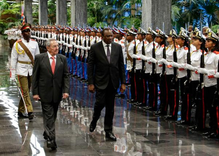 El General de Ejército Raúl Castro Ruz, Presidente de los Consejos de Estado y de Ministros de Cuba, en la ceremonia de recibimiento a Uhuru Kenyatta, presidente de la República de Kenya, en el Palacio de la Revolución, en La Habana, el 15 de marzo de 2018. Foto: Abel Padrón Padilla/ ACN Interesado el presidente de Kenya en estrechar nexos con Cuba